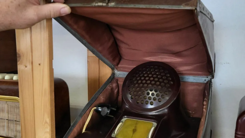 Fonola je redek radio v kovčku. Foto: Katja Gleščič