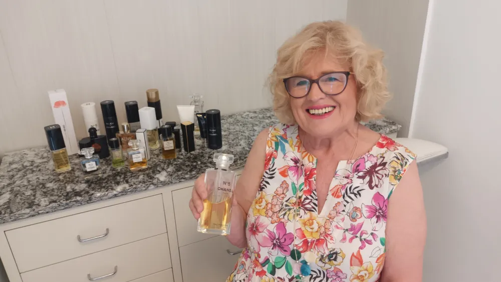 Maja Milohnoja Berčič strast do medicine dopolnjuje tudi s posebnim hobijem - zbiranjem parfumov. / Foto: Meta Černoga / Foto: Meta Černoga