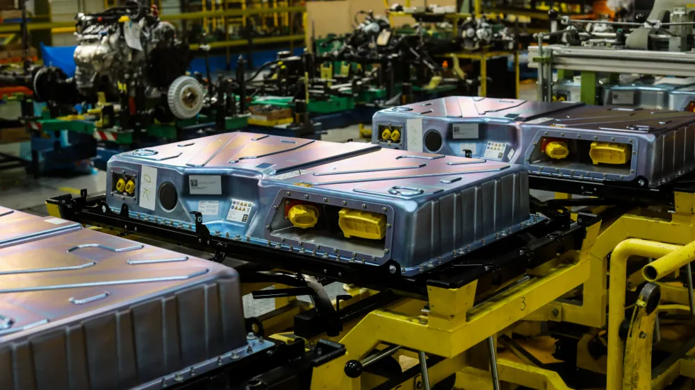 ﻿Baterija za električni avto - 04.06.2020 - REVOZ d.d., podjetje za proizvodnjo in komercializacijo avtomobilov Novo mesto – proizvodnja renaultovih modelov clio in twingo ter električnega smart forfour EQ //FOTO: Bojan VelikonjaOPOMBA: INTERVJU OBJEKTIV 2020