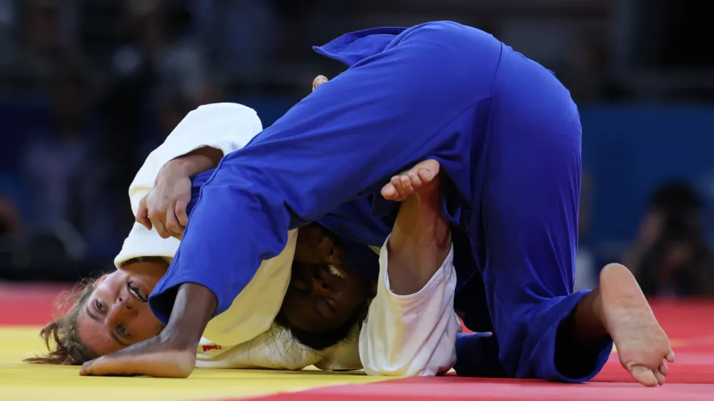 30 July 2024, France, Paris: Slovenia's Andreja Leski and France's Clarisse Agbegnenou (Blue) in action during the judo women's -63kg semi-final bout of the Paris 2024 Olympic Games at the Champ-de-Mars Arena. Photo: Mickael Chavet/ZUMA Press Wire/dpa