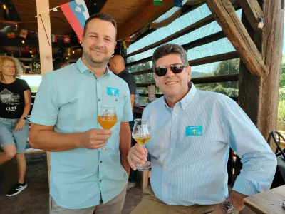 Samo Žabkar, direktor pivovarne Reset iz Brežic in Andrej Sluga, predsednik združenja slovenskih pivovarn. Foto Mojca Marot