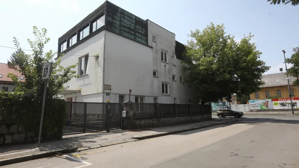 Socialni demokrati že nekaj časa prodajajo svojo vilo na Levstikovi v Ljubljani. Zahtevajo 2,2 milijona evrov, dolg stranke pa je 1,8 milijona evrov. Foto:&nbsp; Luka Cjuha