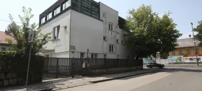 Socialni demokrati že nekaj časa prodajajo svojo vilo na Levstikovi v Ljubljani. Zahtevajo 2,2 milijona evrov, dolg stranke pa je 1,8 milijona evrov. Foto:  Luka Cjuha