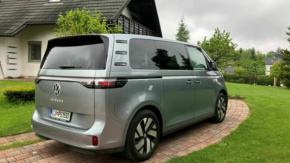 Prtljažnik je ogromen, a vrata serijsko ne premorejo pomoči elektrike. Preglednost je zaradi velikih steklenih povr&scaron;in zgledna.