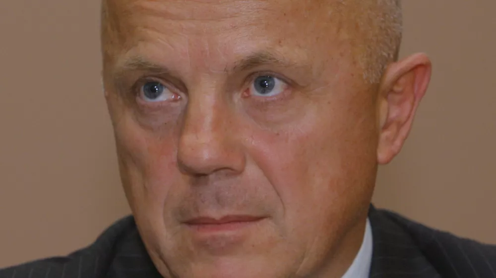 Marjan Miklavčič, nekdanji direktor obveščevalno-varnostne službe ministrstva za obrambo: Trenutno je situacija takšna, da Amerika potrebuje takšne zgodbe. Putin si tudi želi več podpore in politične stabilnosti. Takšni dogodki so seveda zelo aktualni in atraktivni za domačo javnost tako v Rusiji kot v Ameriki.