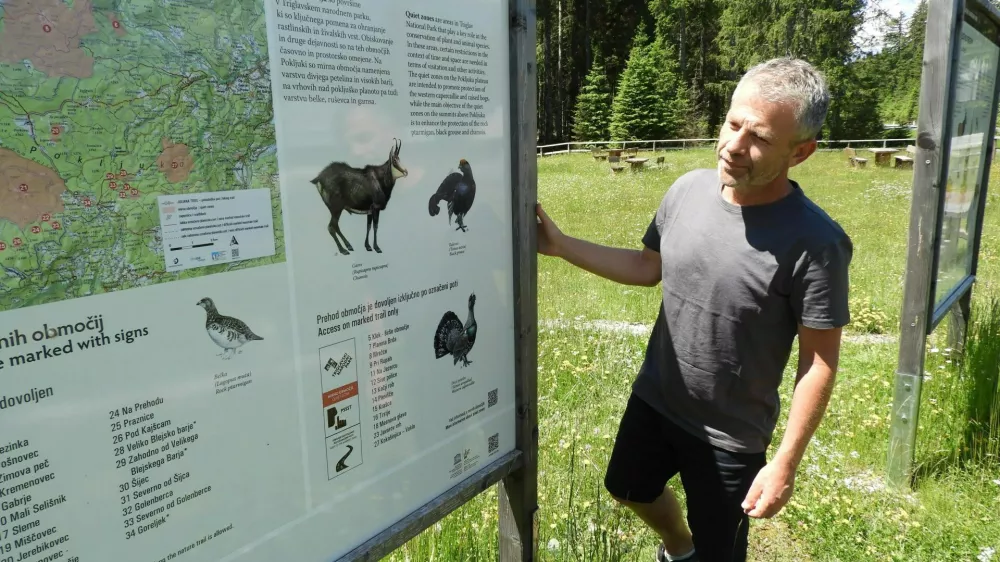 Andrej Arih, biolog in naravovarstvenik z oddelka za varstvo narave pri Triglavskem narodnem parku, predstavlja informacijske table o mirnih območjih na Mrzlem studencu.