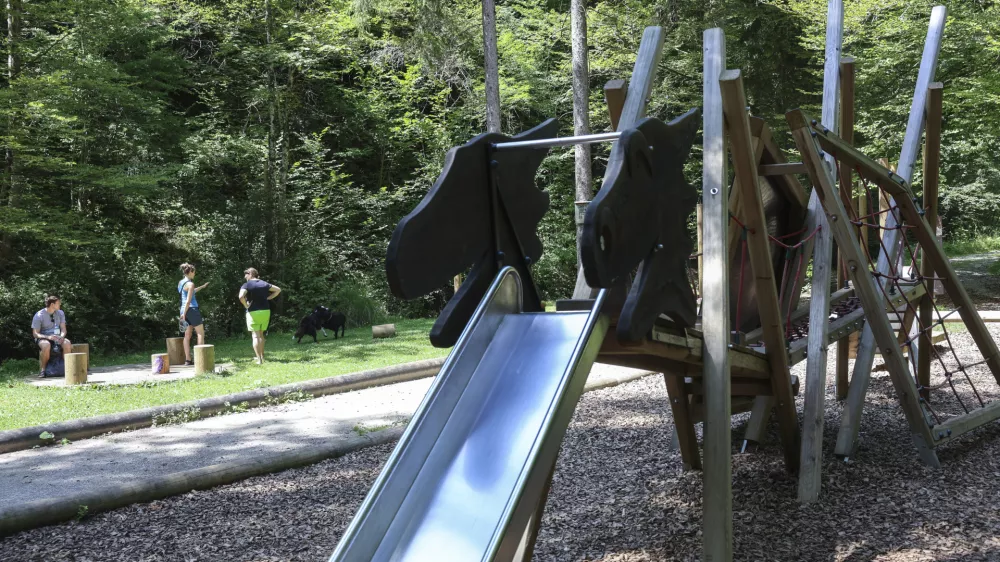 Ob Starem malnu je urejeno otroško igrišče, kjer se začne tudi doživljajska pot zavoda Škrateljc. Foto: Jaka Gasar