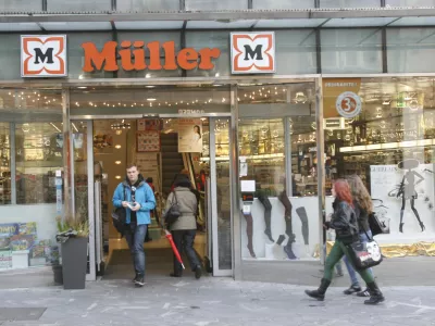 - Drogerija M&uuml;ller - Čopova ulica - kr&scaron;itve varovanja dostojanstva na delovnem mestu - trgovsko podjetje, kjer so zaposlenim pred odhodom domov pregledovali žepe in torbice//FOTO: Tomaž Skale