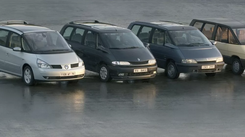 Prve štiri generacije espaca (od desne proti levi) so bile sinonim za enoprostorca. / Foto: Renault