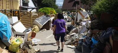 Po naravnih nesrečah se število sklenjenih zavarovanj nekoliko poveča, a običajno kmalu spet umiri ali vrne na podobno raven kot pred tem, opažajo v Zavarovalnici Triglav. Na fotografiji odpravljanje posledic lanskih poplav v Sneberjah. F Bojan Velikonja Q