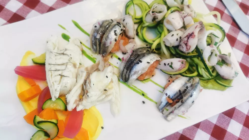 Mečarica, inčuni in majhne sipe, Gostilna Rosenbar