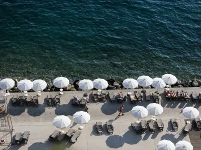 - kopanje, sončenje, UV žarki, dopust, počitnice, motje.- 11.07.2024. - Plaža pod Grand Hotelom Bernardin v Portorožu.//FOTO: Bojan Velikonja