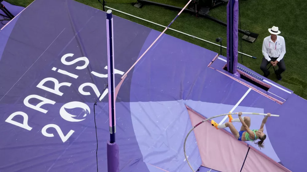 Tina &Scaron;utej je v olimpijskem finalu skoka ob palici opravila &scaron;est skokov, uspe&scaron;na pa je bila le na začetni vi&scaron;ini 440 cm. Foto: AP