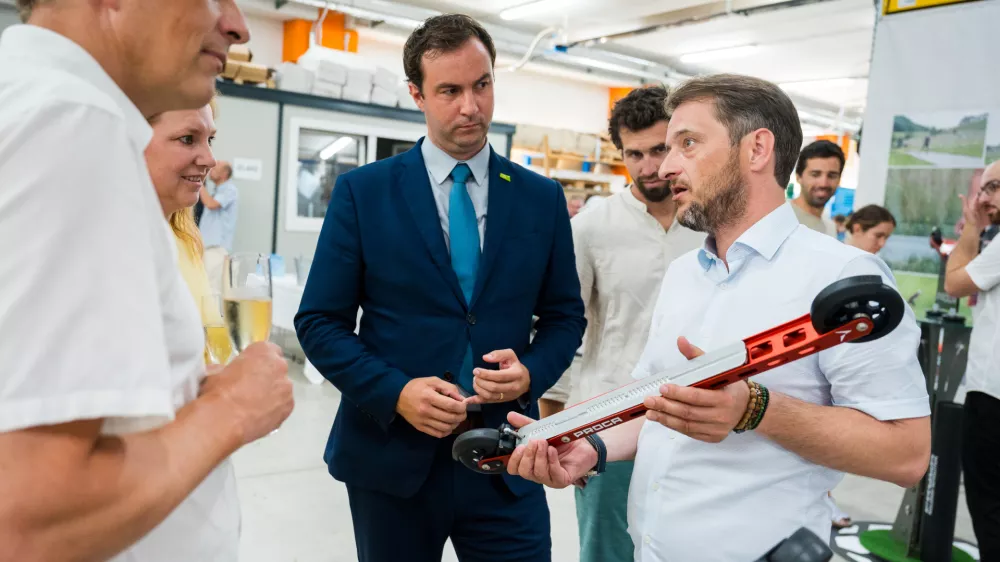 Podjetje je na dogodku predstavilo tekaško rolko z zavoro, za katero sta inovatorja Sergej Smrkolj in Ivan Andres Arnšek prejela zlato priznanje na letošnjem izboru zasavskih inovacij. Foto: Robi Verbajs