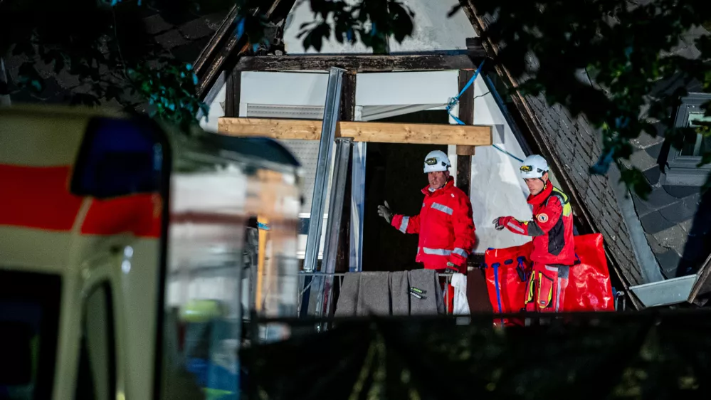 07 August 2024, Rhineland-Palatinate, Krov: Emergency services shortly before the last living person is rescued. After the collapse of a hotel in Krov on the Moselle, the last surviving person has been rescued from the rubble. Photo: Laszlo Pinter/dpa