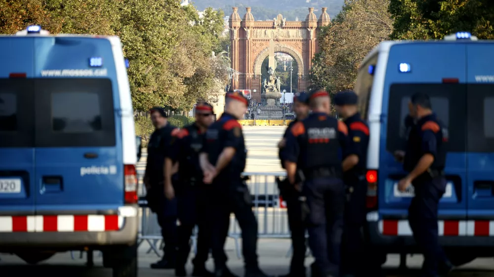 08 August 2024, Spain, Barcelona: Catalan police officers watch pro-indepedence supporters arrive as hardline separatist scheduled a welcome ceremony for Catalonia's exiled separatist leader Carles Puigdemont ahead of an investiture vote, in front of the Parliament of Catalonia. Photo: Kike Rincón/EUROPA PRESS/dpa