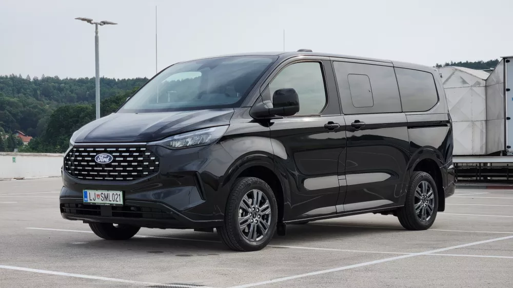 Fordov tourneo custom je sopomenka udobja in prostornosti. Dizelski motor v kombinaciji s samodejnim menjalnikom se mu dobro poda. Foto:&nbsp;Aljaž Potočnik