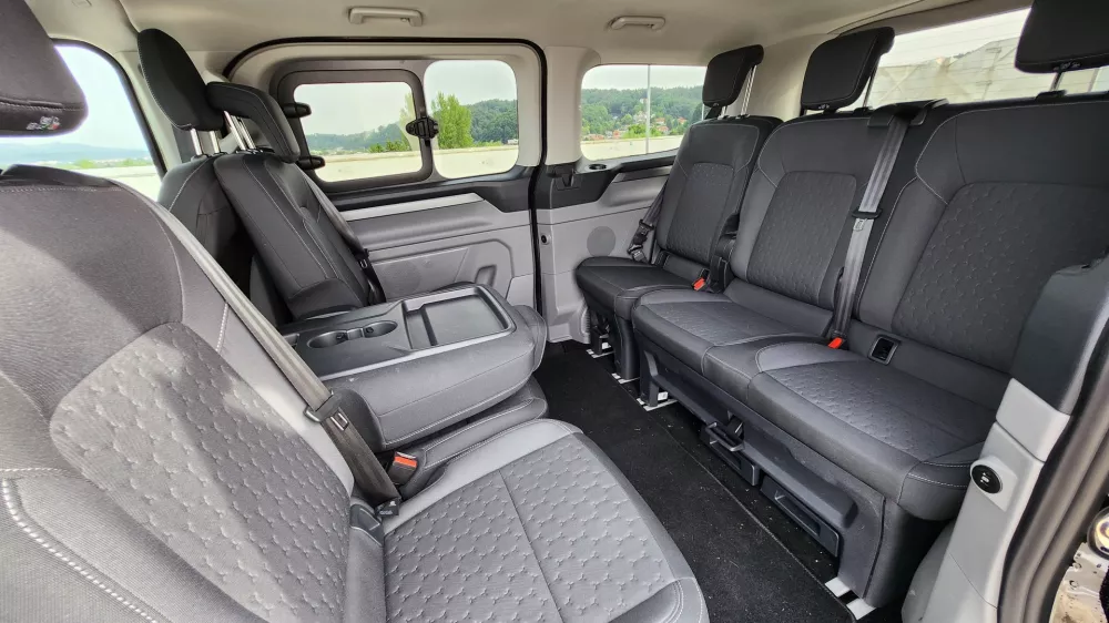 Zadaj sta dve vrsti s po tremi sedeži, možnosti prilagajanja potni&scaron;ke kabine je veliko.&nbsp;Foto:&nbsp;Aljaž Potočnik