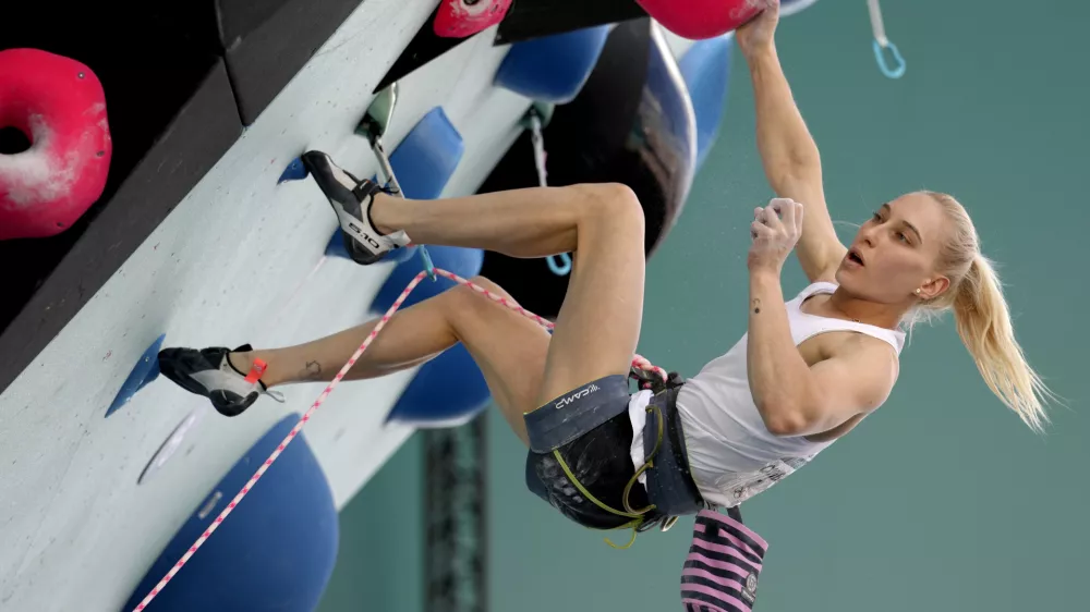 Janja Garnbret je v polfinalu olimpijskega seštevka balvanskega plezanja in težavnosti zbrala 195,7 točke ter bila prepričljivo najboljša. Foto: AP