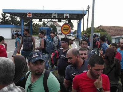 ﻿- 19.09.2015 - Slovenija - slovensko-hrvaška meja - Obrežje   - Begunci 2015 - migracije po zahodni balkanski poti - migracijska pot beguncev iz Sirije, Afganistana in Iraka čez Balkan proti zahodni Evropi - evropska begunska kriza - migranti -   ///FOTO: Jaka Gasar