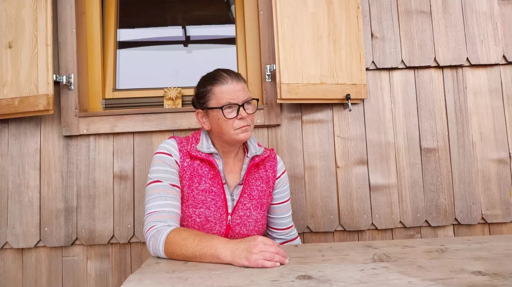 Ivanka Grilc je najmlajša pastirica na planini, ki tudi počasi obupuje. Foto: Vesna Levičnik