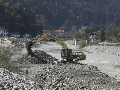 - 13.09.2023 – - Ljubno ob Savinji - odpravljanje posledic poplav – sanacija škode - urejanje vododtokov - reka Savinja - najhujša naravna ujma v zgodovini Slovenije //FOTO: Luka Cjuha