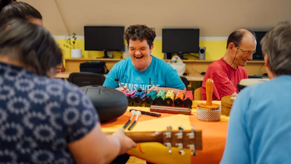 Z igranjem na inštrumente in petjem se med klienti in terapevtom ustvari posebna vez, ki nudi varnost in povezanost. / Foto: Zgts