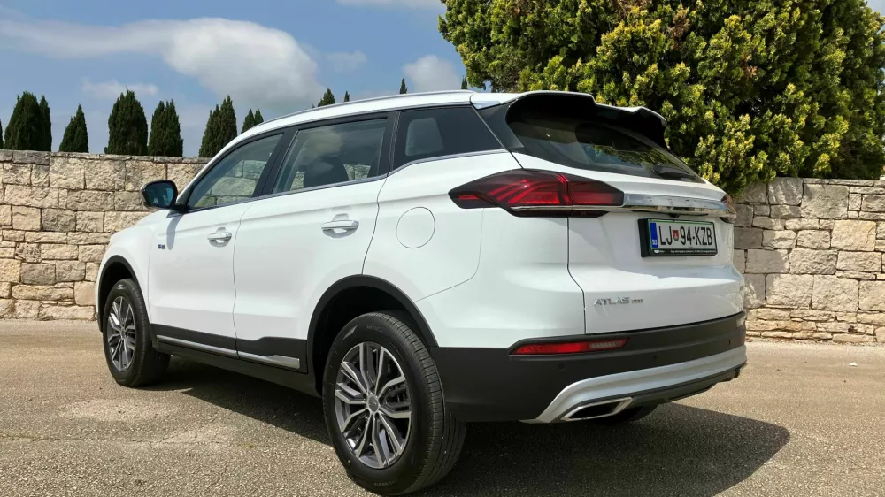 Notranjost je sodobna, tudi z velikim barvnim zaslonom na dotik. Na zadnji klopi je veliko prostora, prtljažnim vratom pomaga elektrika. Foto: Matej Štakul