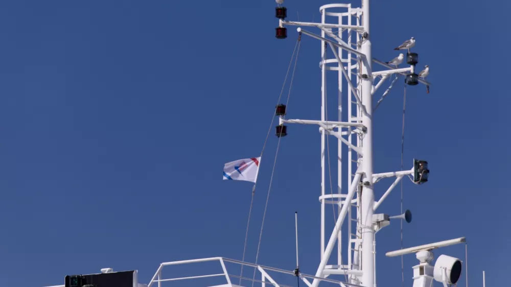 13.08.2024., Split - Povodom tragedije koja je zadesila Jadrolinijine djelatnike zastave na plovilima spustene na pola jarbola. Photo: Ivo Cagalj/PIXSELL