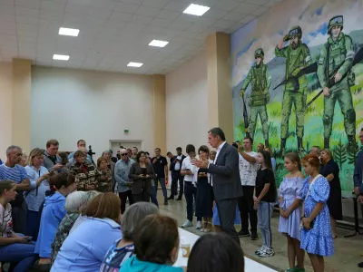 Governor of the Belgorod region Vyacheslav Gladkov talks to evacuees from the Belgorod region who left their homes following an incursion of Ukrainian troops in the course of Russia-Ukraine conflict, at a temporary accommodation centre in the city of Stary Oskol in the Belgorod Region, Russia August 14, 2024. REUTERS/Stringer REFILE - CORRECTING FROM "KURSK REGION" TO "BELGOROD REGION