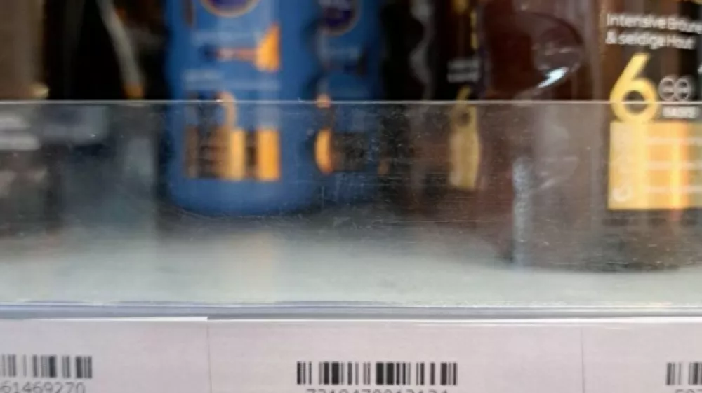 Cena kreme na polici.