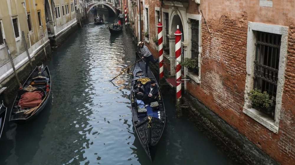 - gondola- Benetke - zaradi &scaron;irjenja koronavirusa prepovedane vse javne prireditve, vključno z bene&scaron;kim pustnim karnevalom - 25.02.2020 &ndash; ITALIJA &ndash; Koronavirus - žari&scaron;če koronavirusa v Italiji je v Lombardiji, več okuženih je &scaron;e v Benečiji, ter Emiliji-Romanji - &scaron;tevilo okuženih z virusom SARS-CoV-2 na evropskih tleh se je povzpelo na 229 in doslej zahteval sedem življenj, //FOTO: Jaka Gasar