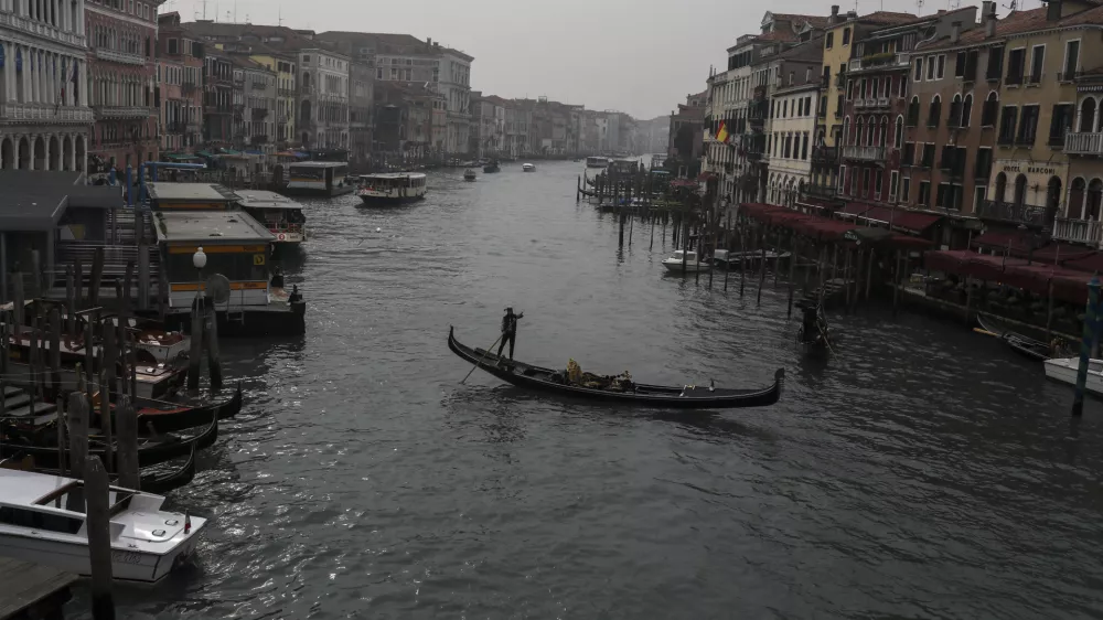 - kanal Grande, most Rialto, gondola- Benetke - zaradi &scaron;irjenja koronavirusa prepovedane vse javne prireditve, vključno z bene&scaron;kim pustnim karnevalom - 25.02.2020 &ndash; ITALIJA &ndash; Koronavirus - žari&scaron;če koronavirusa v Italiji je v Lombardiji, več okuženih je &scaron;e v Benečiji, ter Emiliji-Romanji - &scaron;tevilo okuženih z virusom SARS-CoV-2 na evropskih tleh se je povzpelo na 229 in doslej zahteval sedem življenj, //FOTO: Jaka Gasar