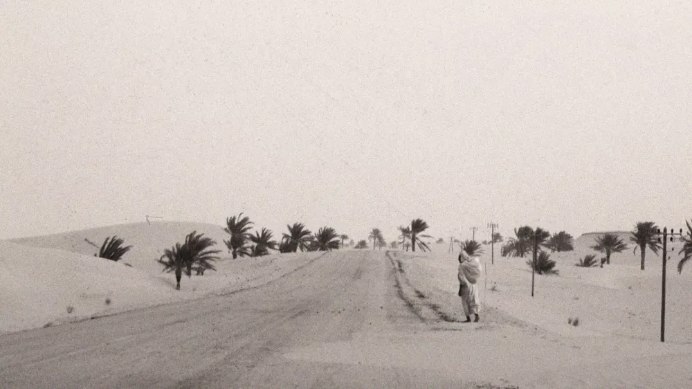 V peščenem vrtincu na puščavski cesti (1964), fotografija na razstavi Popotovanja spominov preko krajin Alžirije v SEM Foto:  osebni arhiv Nine Zdravič