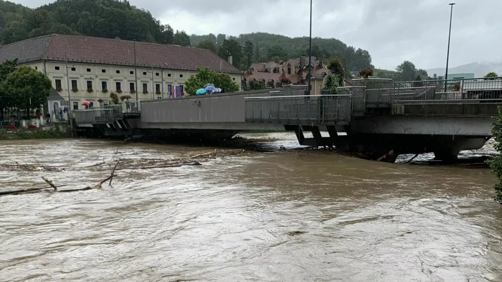 Most čez Savinjo v Laškem ob poplavah 4. avgusta 2023