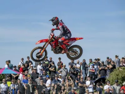 Tim Gajser se veseli &scaron;tevilnih svojih navijačev.