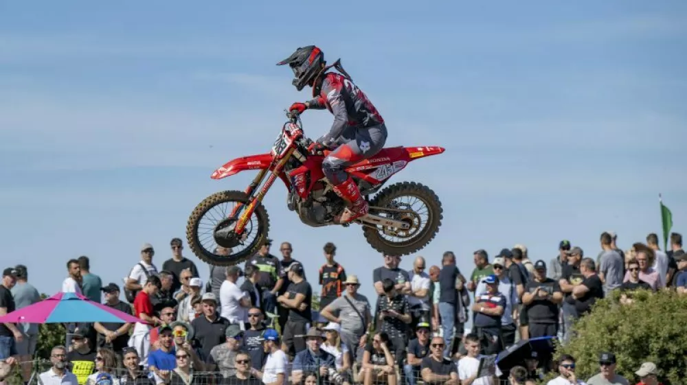 Tim Gajser se veseli &scaron;tevilnih svojih navijačev.