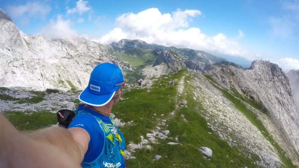 Matej Hribar, kamniški ultramaratonec, je med eno od svojih tur ponovno zaznal delo vandalov. Foto: Matej Hribar