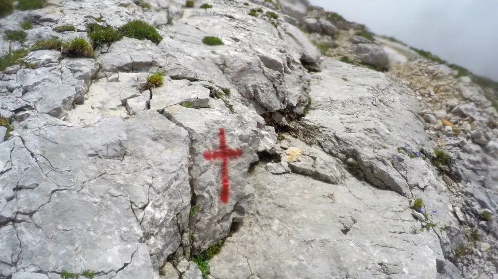 S sprejem narejena »kraca« na neoznačeni pohodni poti Foto: Matej Hribar