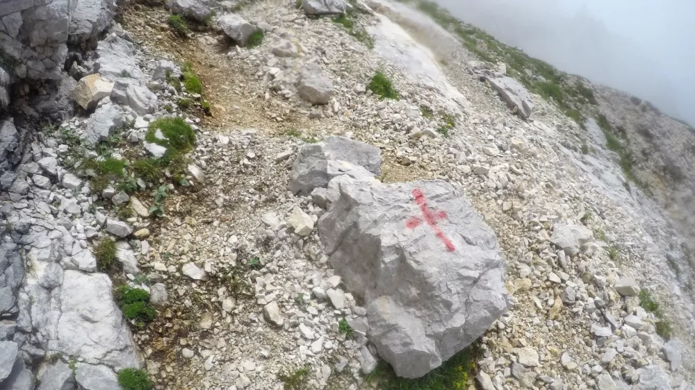 S sprejem narejena »kraca« na neoznačeni pohodni poti Foto: Matej Hribar