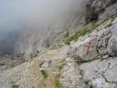 S sprejem narejena &raquo;kraca&laquo; na neoznačeni pohodni poti Foto: Matej Hribar