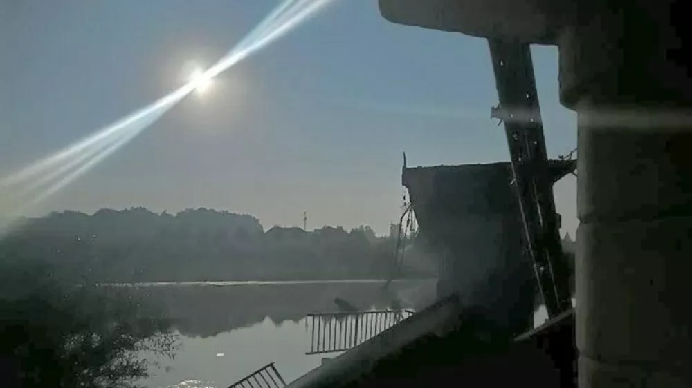 Poru&scaron;eni most čez reko Sjam.