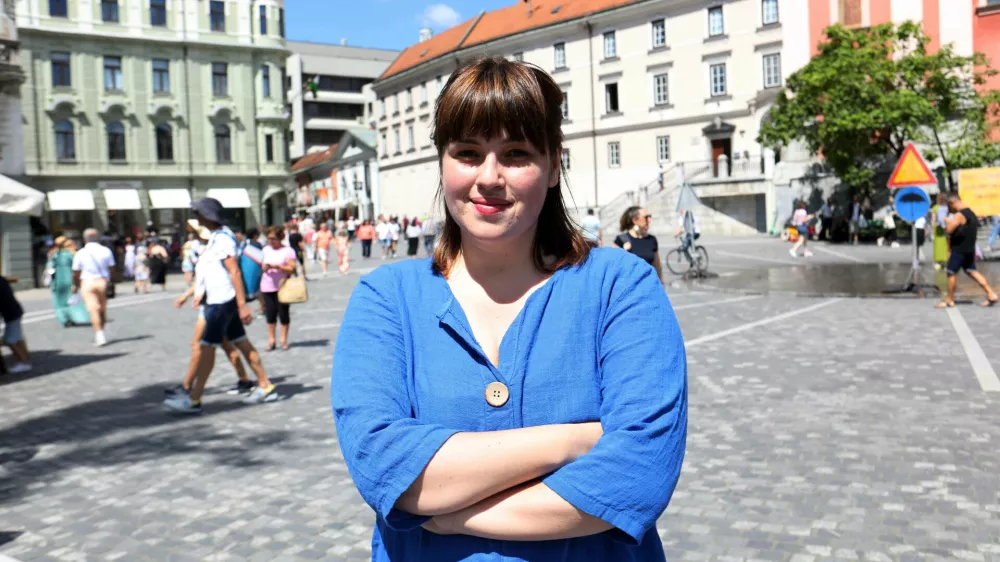 Nika Kovač, direktorica Inštituta 8. marec - 11.08.2023 – Prešernov trg - novinarska konferenca mednarodne zasedbe okoljskih borcev Fridays for future iz Avstrije, Nemčije in Hrvaške ter Inštituta 8. marec, na kateri so predstavili mednarodni poziv Evropski uniji o celostni obravnavi okoljskih problemov in enakopravni obravnavi vseh držav//FOTO: Tomaž Skale