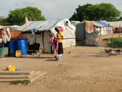 V begunskem kampu v Jubi v Južnem Sudanu, ki je zgrajen kar na pokopališču, biva več kot 1200 ljudi.