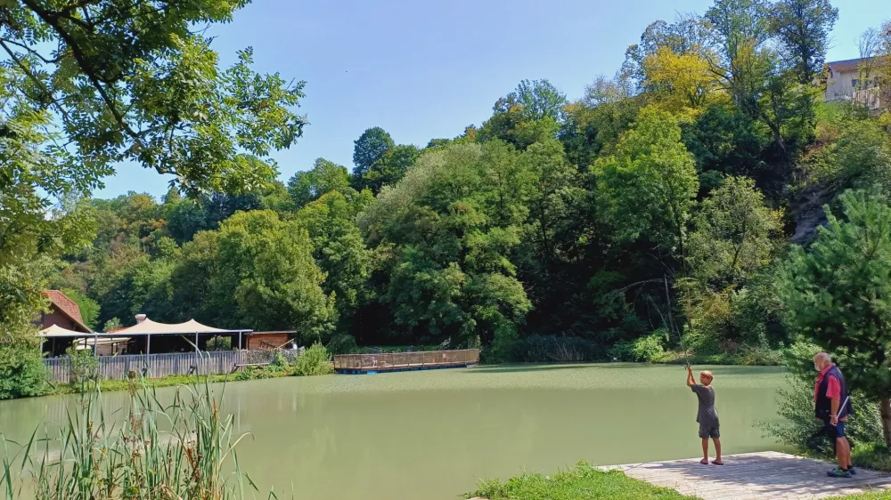 Za ribolov v revirju Žeje, kjer je tudi priljubljena brunarica, v kateri strežejo ribje specialitete, je potrebna dnevna ribolovna dovolilnica, ki stane 15 evrov. Foto: Tina Jereb