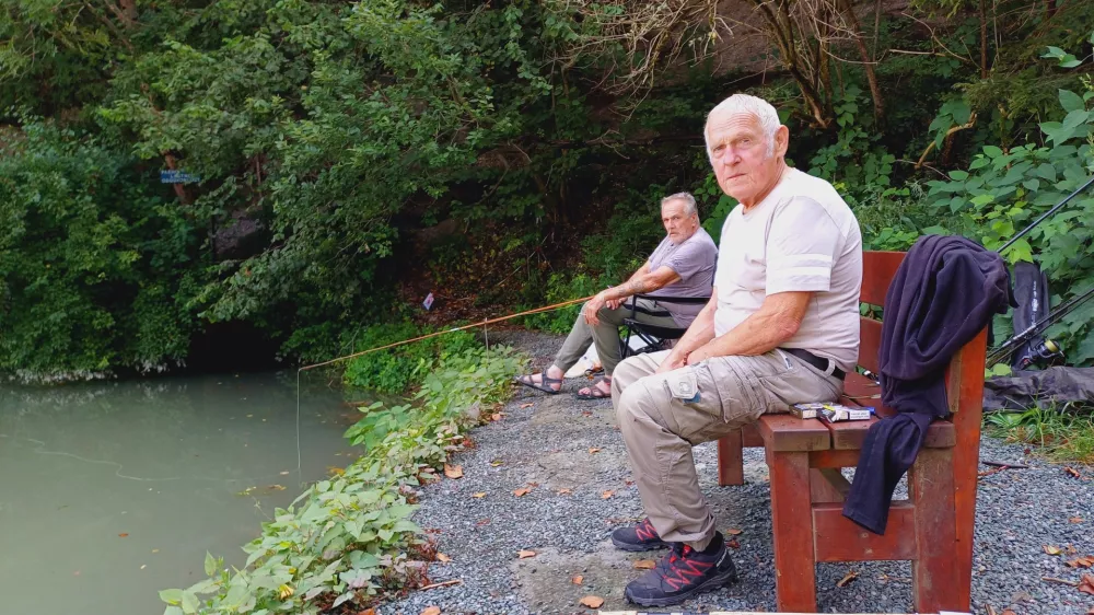 Na ribiško palico že od mladih nog prisegata tudi Škofjeločana Miran Božnar in Tone Škof (na desni). »Muharjenje v deroči reki je bolj za mlade, čičanje ob ribniku pa je kot nalašč za nas penzioniste,« sta dejala v en glas. Foto: Tina Jereb