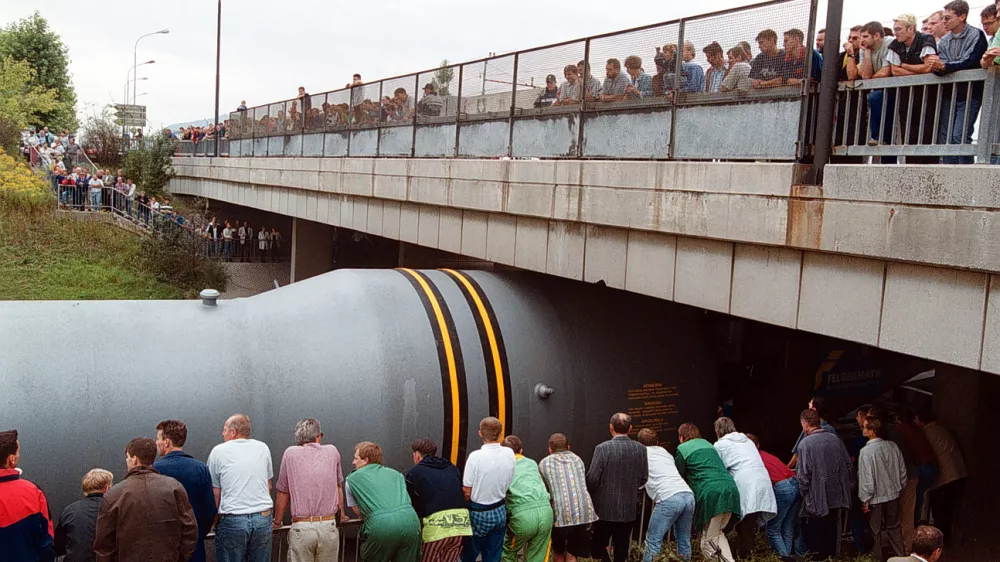 Prevoz uparjalnika, JEK Krško nadvoz gledalci opazovalci / Foto: Matej Povše