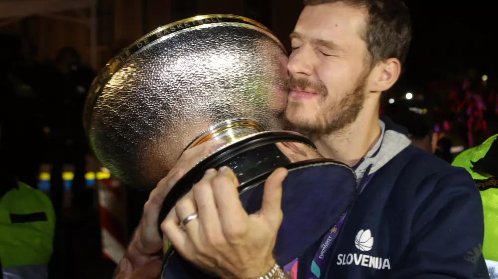 ﻿- Goran Dragič - evropski prvaki – slovenska košarkarska reprezentanca - - 18.09.2017 - sprejem za slovenske košarkarje po vrnitvi z evropskega prvenstva v Istanbulu, kjer so osvojili zlato odličje in postali evropski prvaki - ?//FOTO: Jaka Gasar