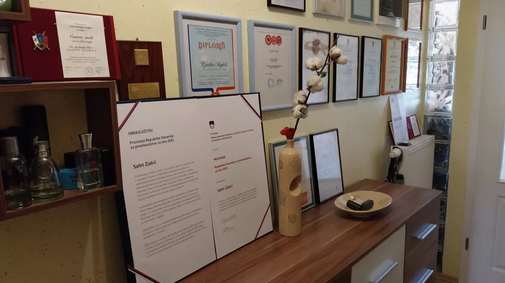 Steno veže njunega doma krasijo mnoge pohvale za njuno nesebično prostovoljno delo. Foto: Vesna Levičnik