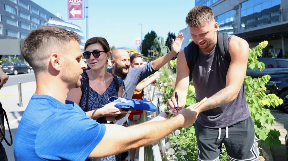 Luka Dončić je delil avtograme. Foto: Jaka Gasar